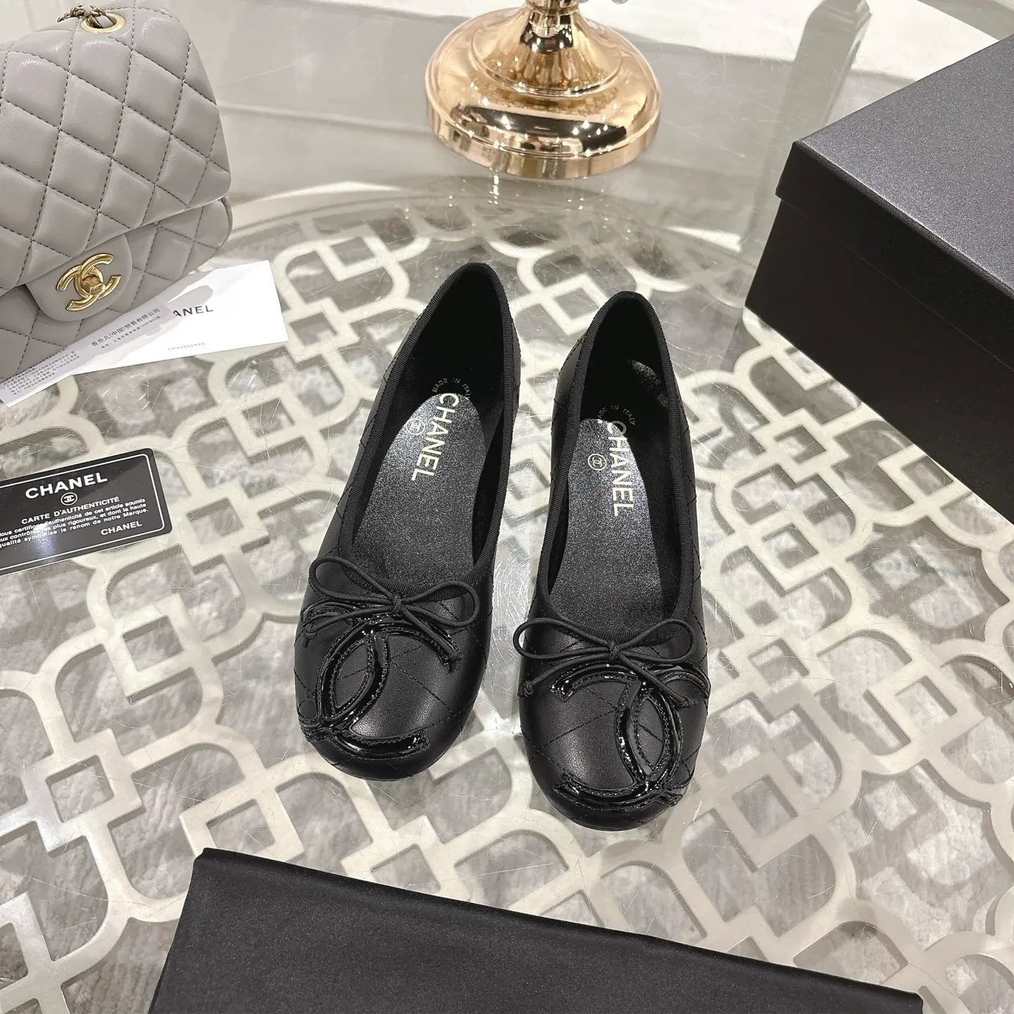 👟👟Ex-factory price 540👟👟 [Purchase-level quality] CHANEL Xiaoxiang 25/A new summer bow-tie shoes 💃 This pair of "dancing shoes" is really breathtakingly beautiful! Made of cowhide fabric + exquisite electric embroidery, every detail exudes a sense of high-end ~ classic bow design, Italian genuine leather sole, comfortable and elegant on the feet, a perfect must-have for fairies!  🌟 All counters are from the same source! All materials are customized according to the original 1:1, and are developed and patterned from genuine products. The quality is absolutely assured ~ a classic that must be bought every year, a versatile artifact that looks great whether paired with skirts or jeans!  💖 The perfect finishing touch for summer outfits, sisters, just do it! 👉 Fabric: Imported sheepskin Lining: Imported sheepskin Outsole: Private molded outsole Size: 35-40 Leather surface